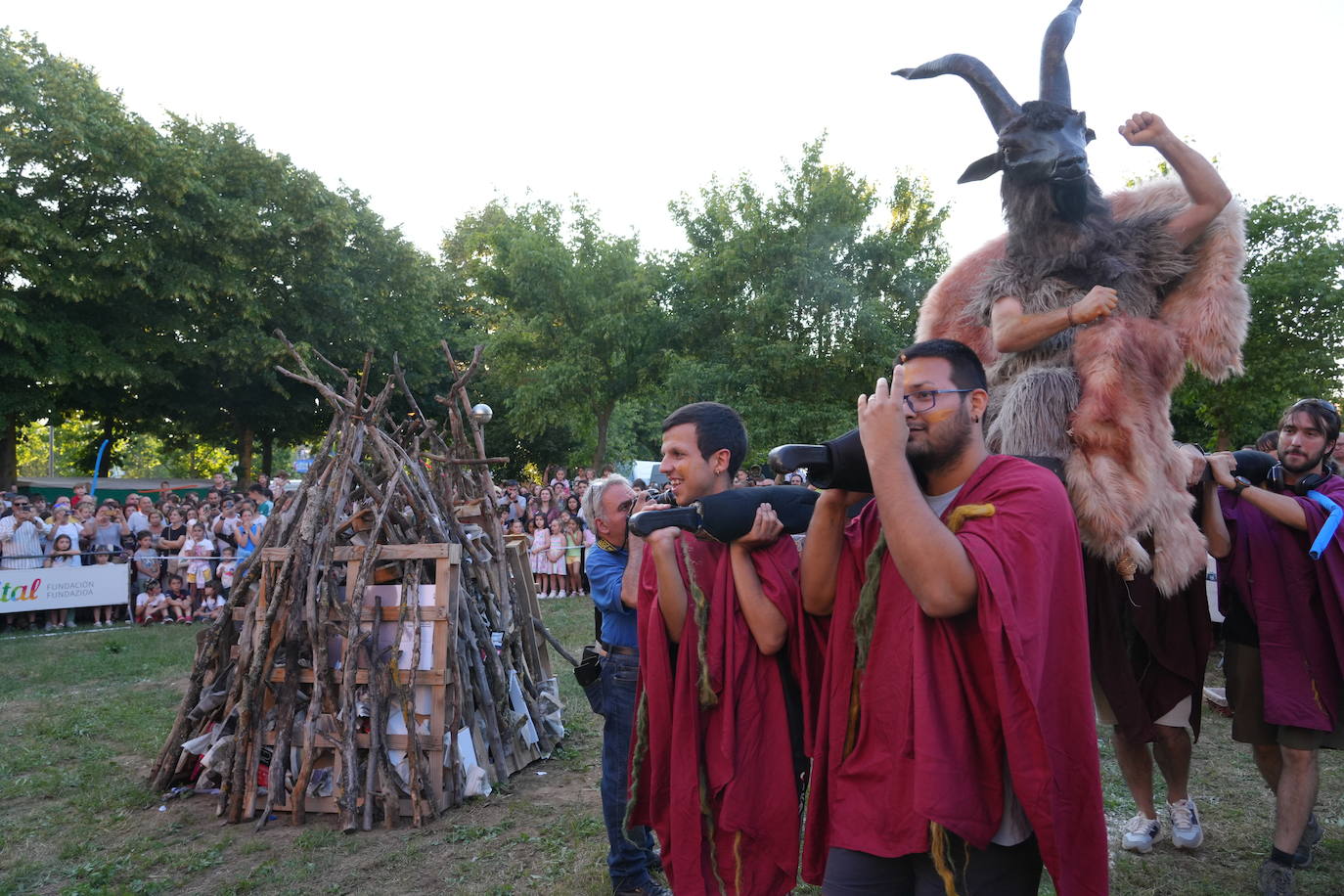 Vitoria celebra con hogueras la noche de San Juan