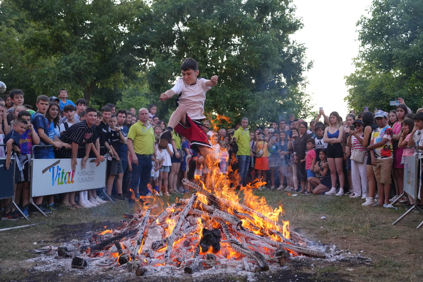 Vitoria celebra con hogueras la noche de San Juan