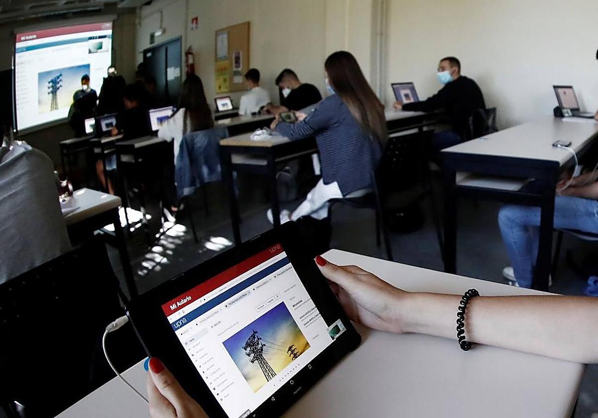 Las 15 carreras universitarias que aseguran el mejor primer salario