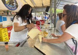 La consumición de cócteles es una tradición en las fiestas de Plentzia.