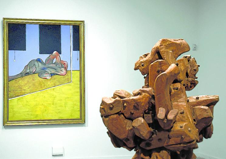 'Figura tumbada en espejo' de Francis Bacon junto a la escultura 'Raices', de Remigio Mendiburu, realizada en madera de haya y roble.