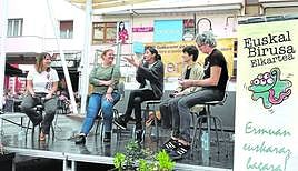 Responsables y jugadoras charlaron en euskera sobre la situación actual e historia del balonmano.