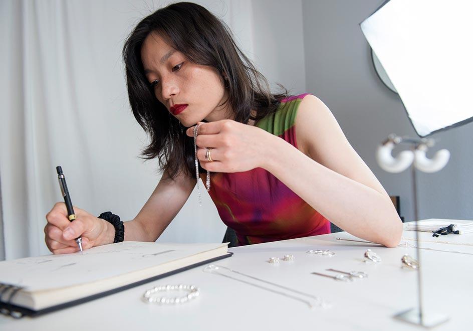 Hu Yuan trabaja en su estudio de diseño para lanzar la marca Sasia, zarza en euskera.