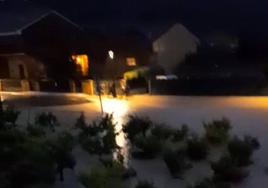 La tromba de agua anegó por la noche varias viviendas y calles en Baños de Ebro.