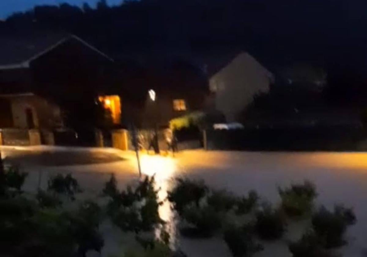 La tromba de agua anegó por la noche varias viviendas y calles en Baños de Ebro.