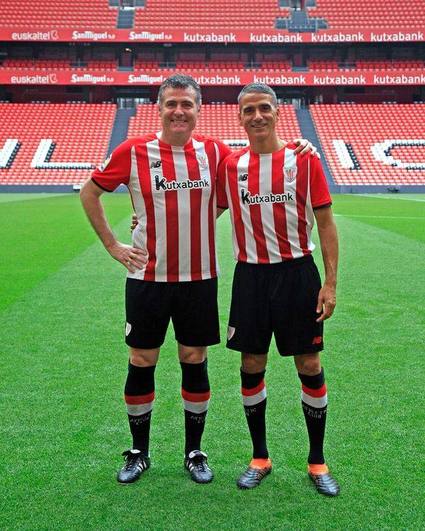 Javi González, con Gorka Bidaurrazaga, en un partido de veteranos