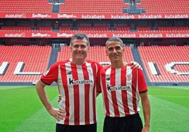 Javi González, con Gorka Bidaurrazaga, en un partido de veteranos