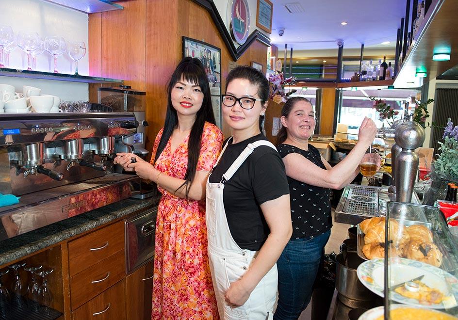 Lin y su hermana con la empleada vasca de su cafetería de Vitoria