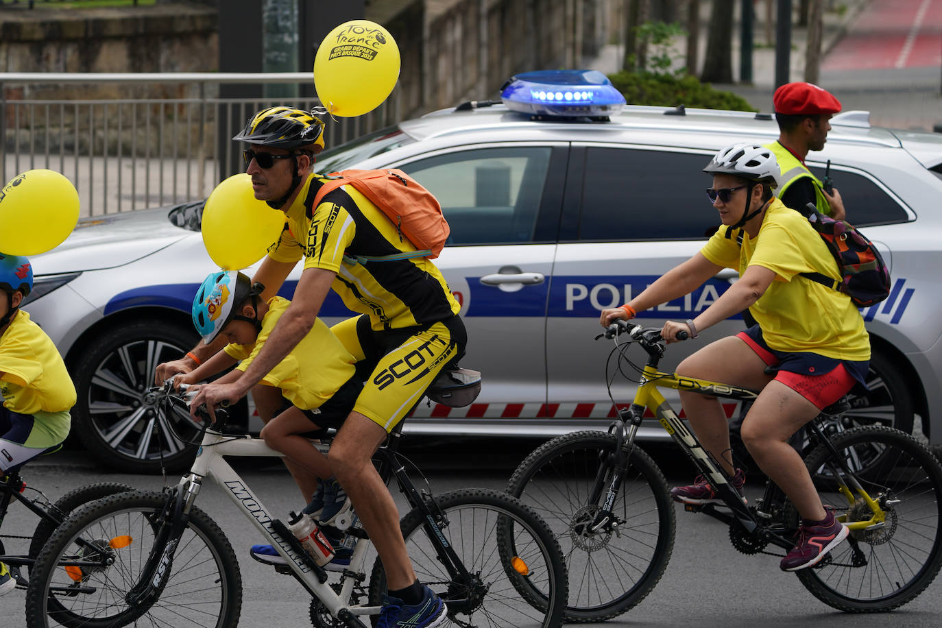 Cientos de familias disfrutan del BiziTour por Bilbao