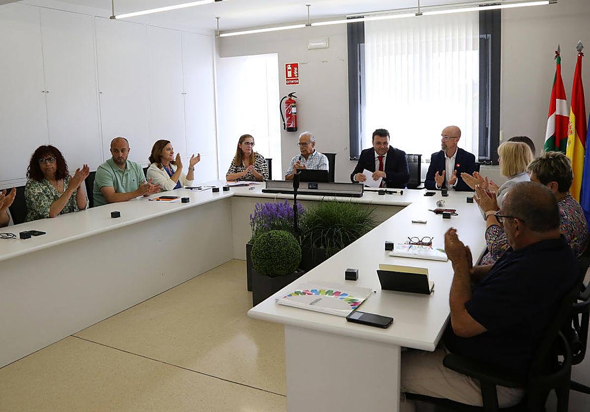 Imagen del pleno con la nueva Corporación salida de las urnas el 28 de mayo en Iruña de Oca. A. Iruña de Oca.