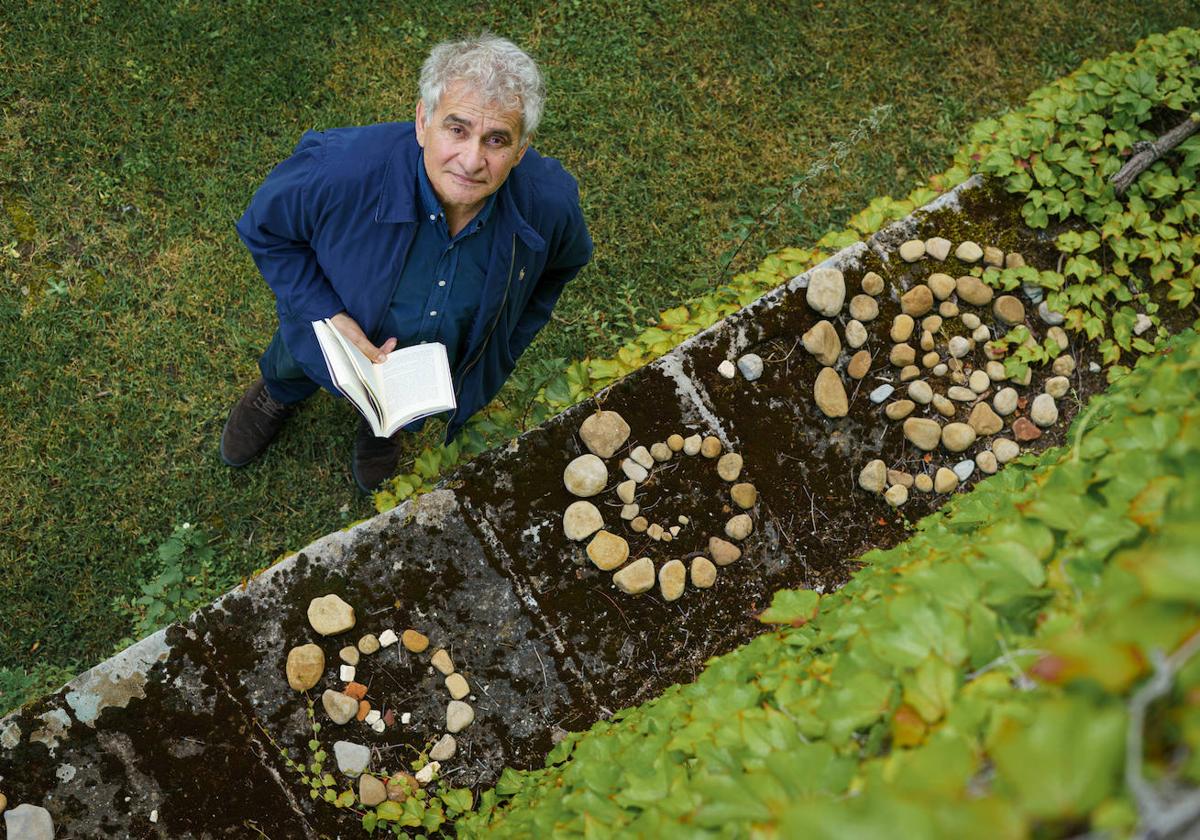 Bernardo Atxaga, en el jardín de su casa de Zalduondo, donde se realizó la entrevista