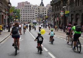 Cientos de cicloturistas calientan motores para celebrar la llegada del Tour a Bilbao