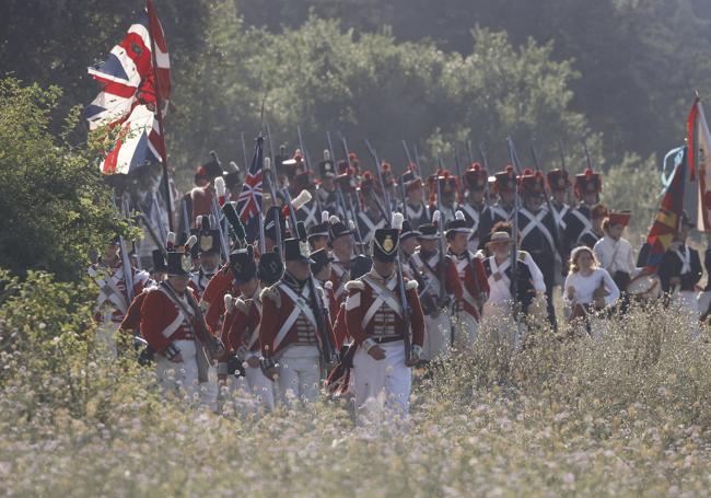 Un regimiento británico avanza por las campas de Nanclares del a Oca.