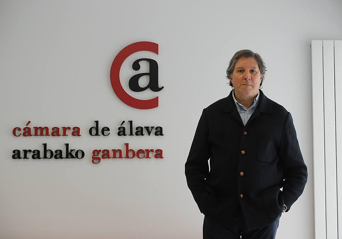Eduardo Mozo de Rosales lleva casi dos décadas al frente de la dirección de la institución cameral alavesa.