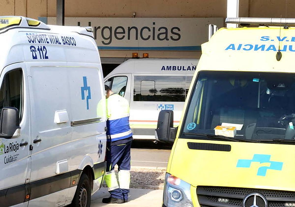 Ambulancias en la puerta de Urgencias del San Pedro.