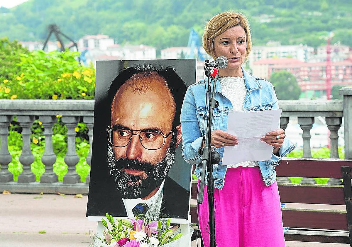 La hija de Manuel Zamarreño, Naiara, reivindicó la figura de su padre, edil del PP en Rentería asesinado por ETA.