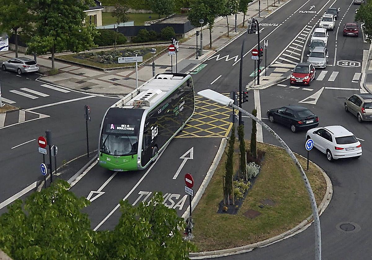 Una unidad del BEI, a su paso por la Rotonda del Olivo.