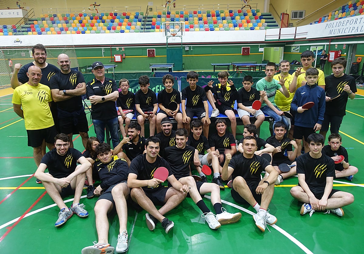 Los integrantes del Gure Talde Mahai Tenisa en el Polideportivo Zubialde de Portugalete.