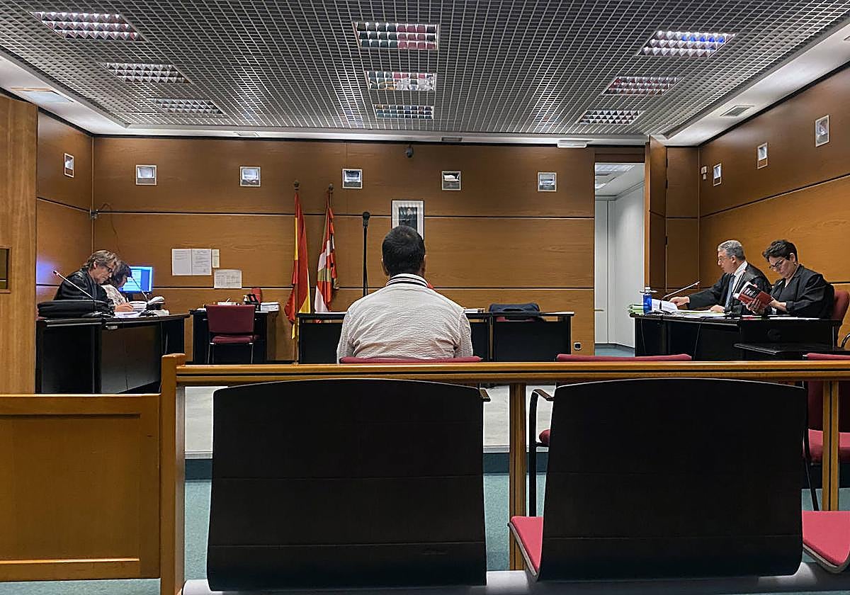El ya condenado asiste a la vista oral celebrada hace quince días en el Juzgado de lo Penal número 2 de Vitoria.