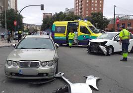 Los sanitarios han atendido en el lugar del accidente a las personas implicadas en el choque.