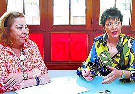 Montse Alsina, secretaria y tesorera, junto a la presidenta, Maite Regaira.