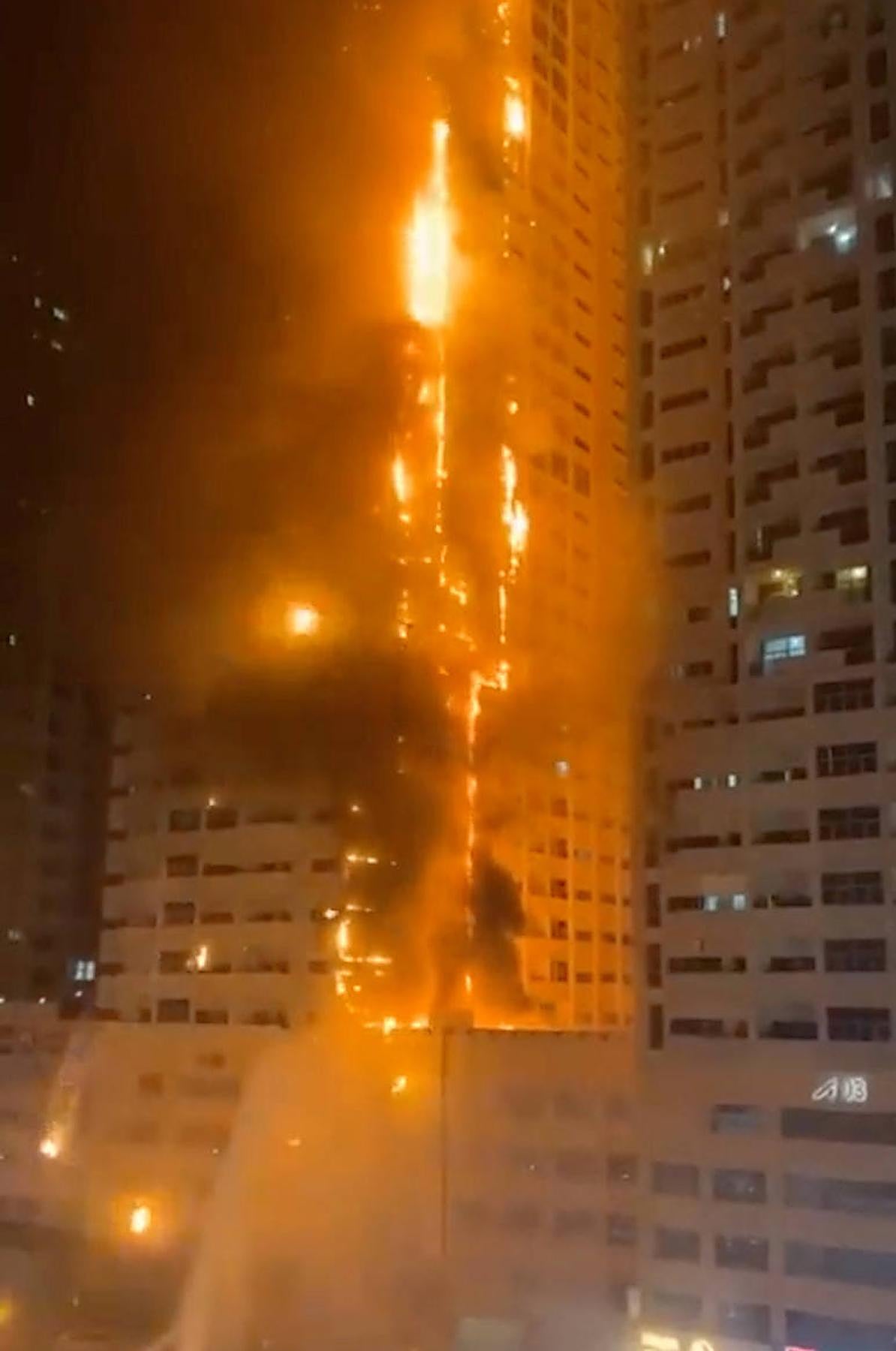 El fuego se ha propagado desde la planta 22 por todo el bloque de viviendas.