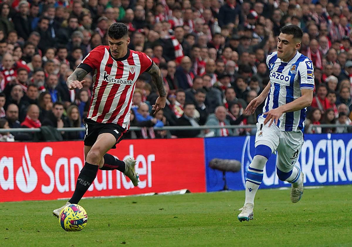 Capa deja atrás a Barrenetxea en el derbi ante la Real Sociedad.