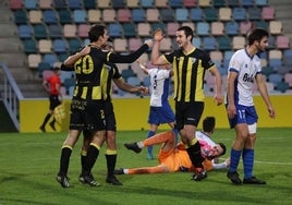 El Barakaldo celebra un gol en Lasesarre ante el Lagun Onak.