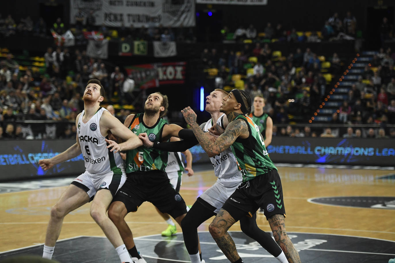 Partido en Miribilla entre el Bilbao Basket y el Darussa turco el pasado enero.