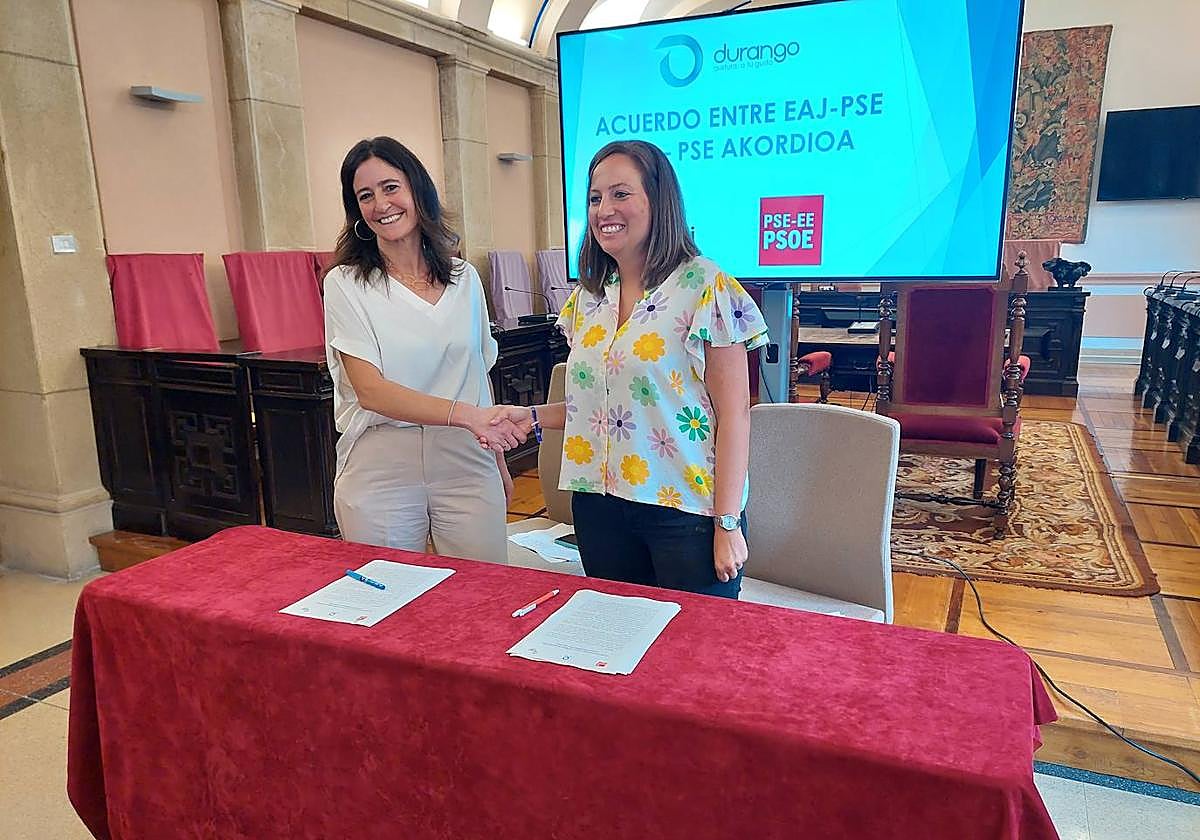 La alcaldesa, Mireia Elkoroiribe, y la representante socialista, Jesica Ruiz, en la firma del acuerdo de este martes