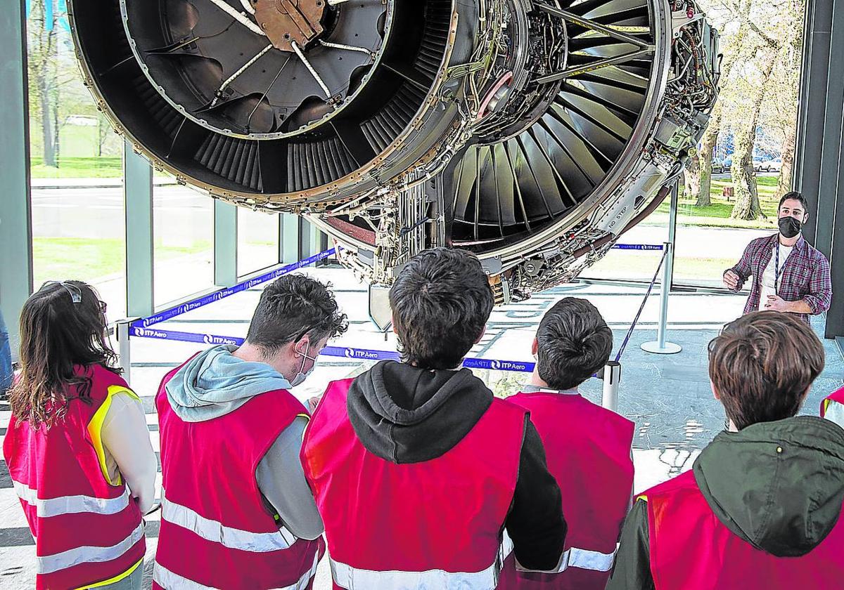 Un grupo de estudiantes de FP sigue las indicaciones de un profesional durante una visita a una empresa vizcaína.