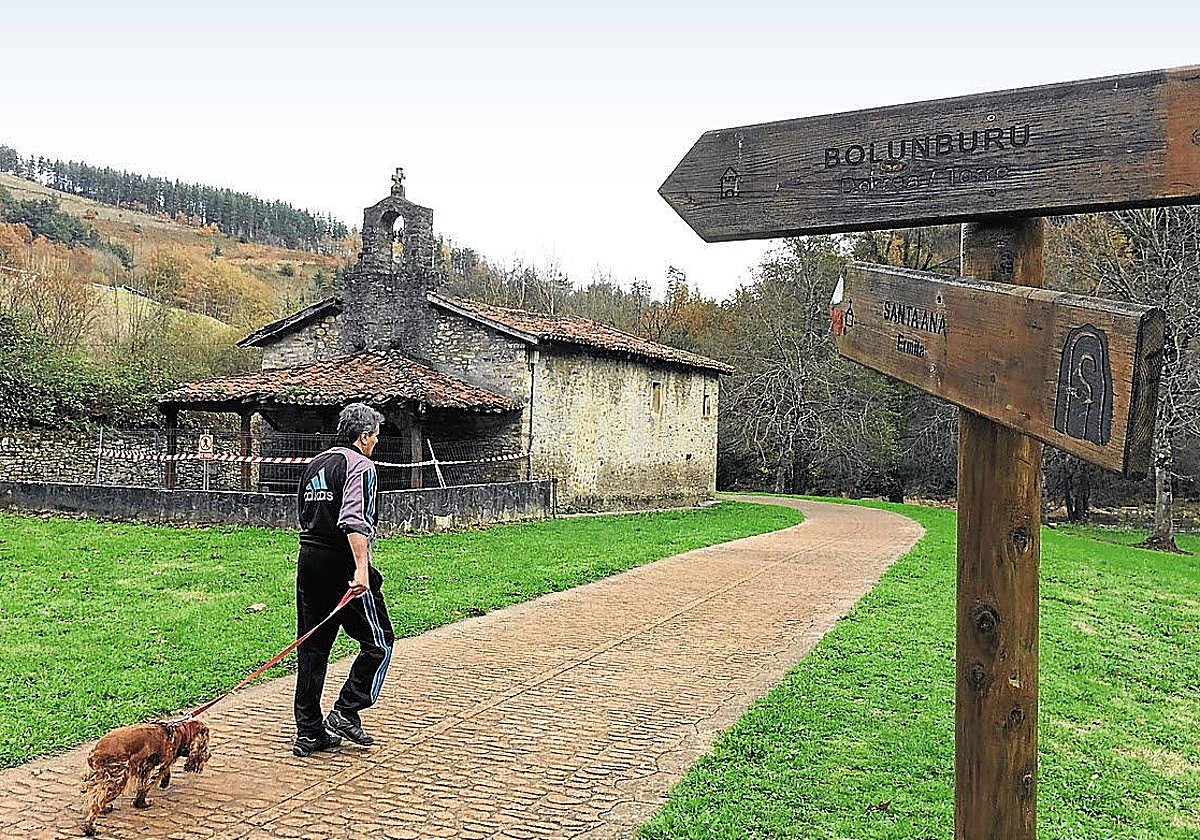 Indicaciones junto a la ermita de la iglesia de Santa Ana.