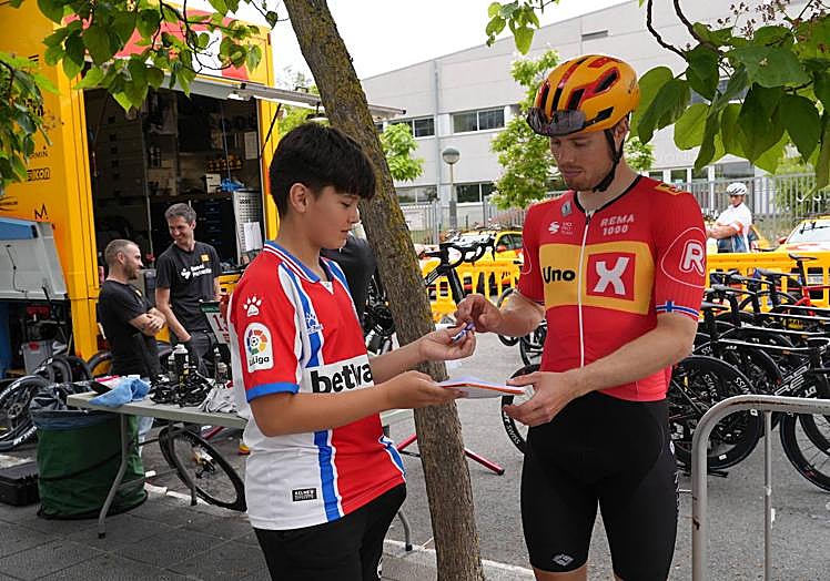 Rasmus Tiller firma un autógrafo.