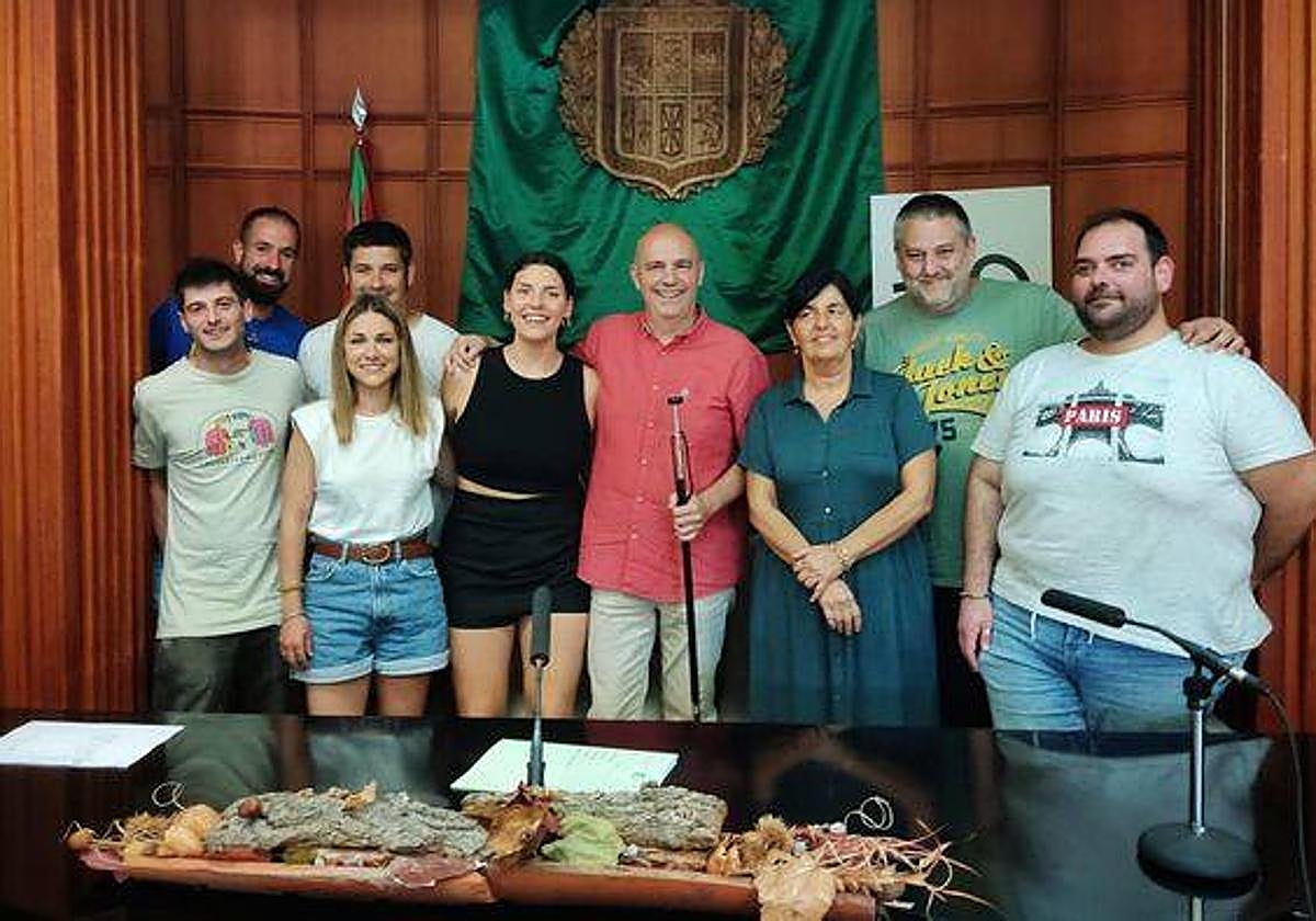 Foto de familia de la nueva Corporación de Artziniega con ediles de EH Bildu y PNV.