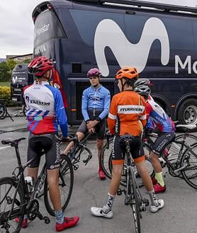 Imagen secundaria 2 - El cuartel general del Movistar en Vitoria: «Enric Mas puede bajar en chanclas y coger tomates de la huerta»
