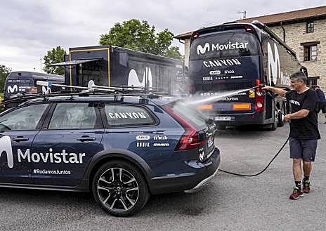 Imagen secundaria 1 - El cuartel general del Movistar en Vitoria: «Enric Mas puede bajar en chanclas y coger tomates de la huerta»
