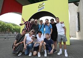 Una familia alemana se fotografía junto al Guggenheim.