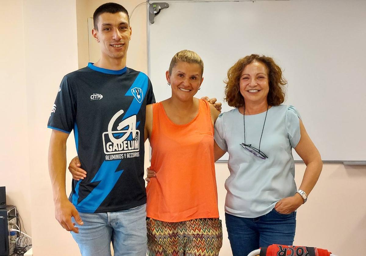 Los alumnos del CEPA Galdakao Mikel Cruz Gavilán, Sonia Carolina Martínez y Nieves Varillo.