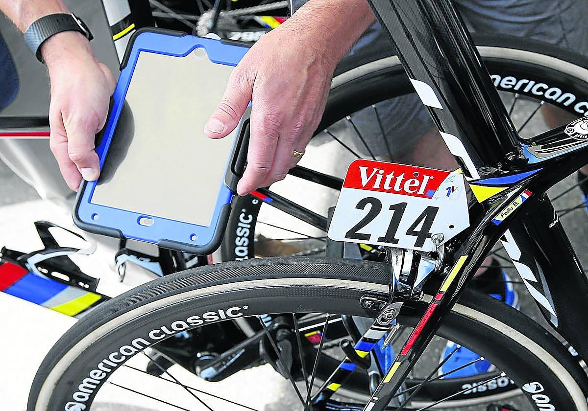 Control. Un comisario de la UCI utiliza una tableta magnética que detecta motores.