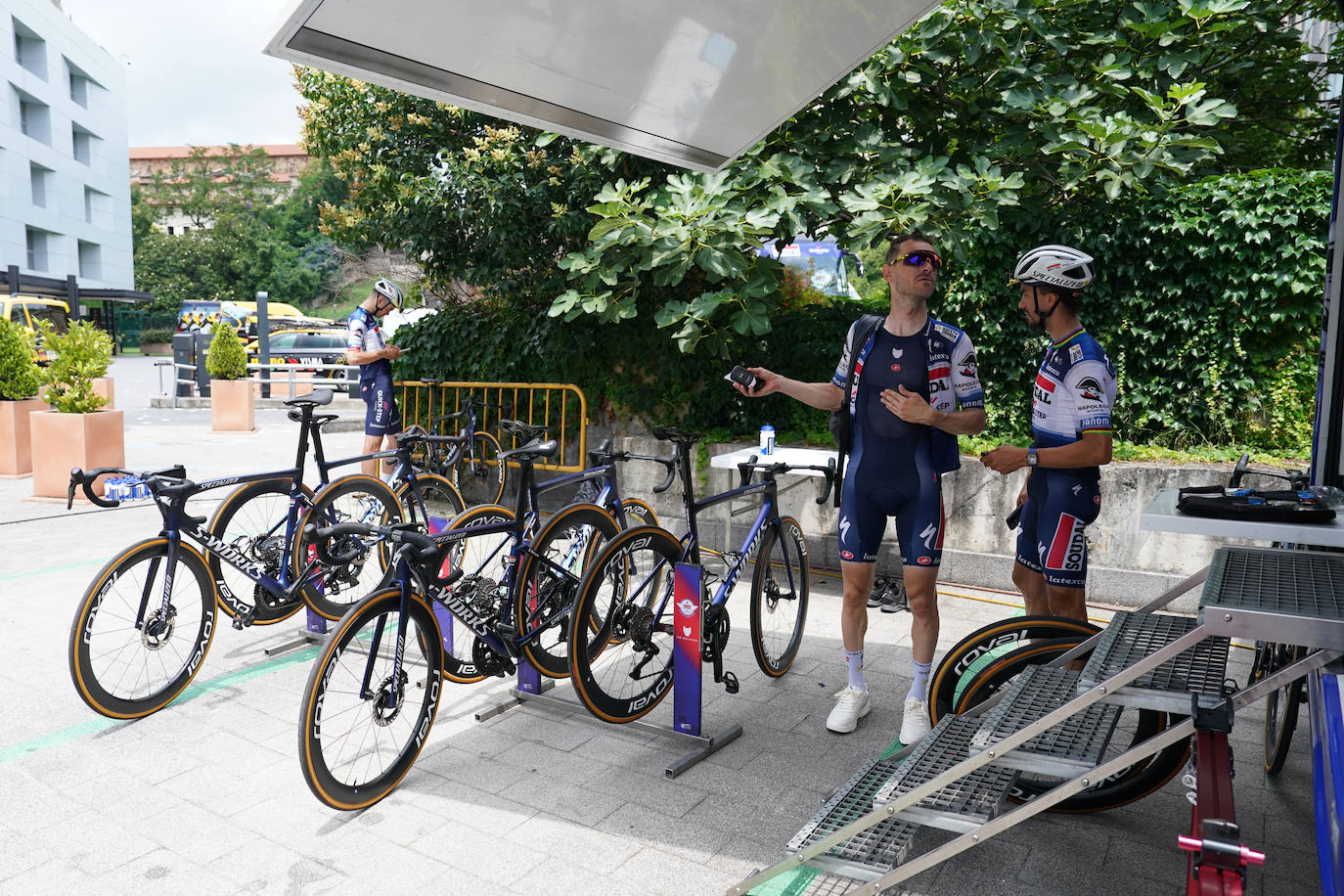 Alaphilippe y Devenyns, antes de salir a entrenar.