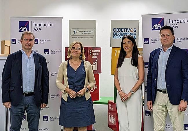 De izquierda a derecha, Mikel González, jefe del subárea de Medio Ambiente del Ayuntamiento de Bilbao; Begoña Etxebarria, directora general de Novia Salcedo; Lourdes Carmona, directora del estudio, y Josep Alfonso, director general de la Fundación Axa.