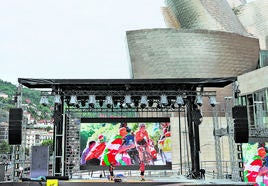 El escenario ya está preparado junto al Guggenheim.