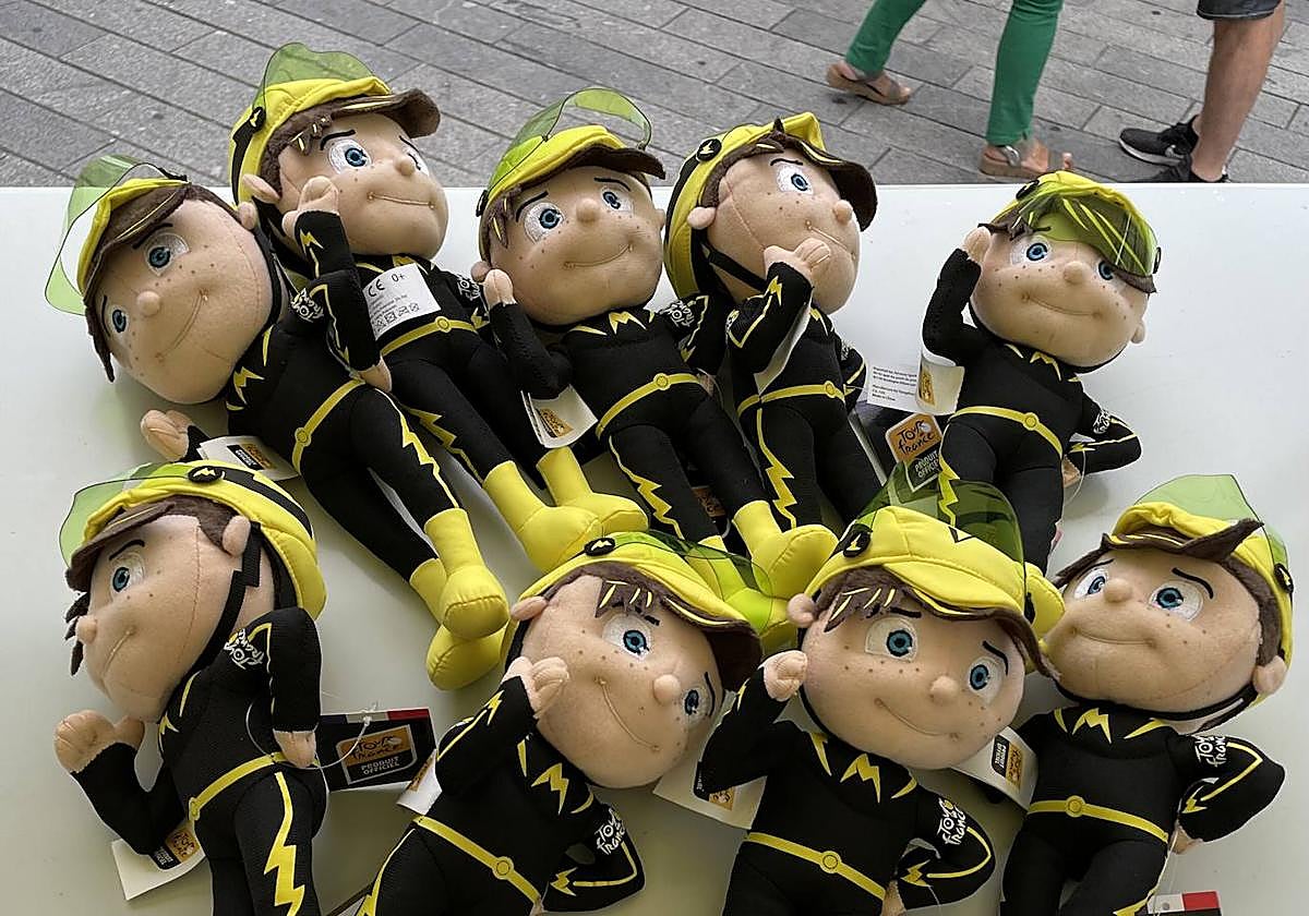 Algunos de los muñecos que están a la venta en la tienda del Tour en Vitoria.