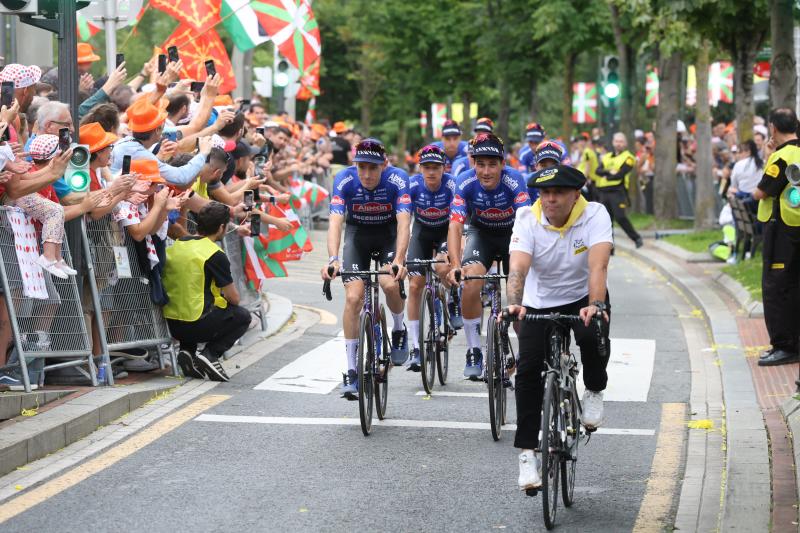 Bilbao descorcha la fiesta del Tour con la presentacion de equipos