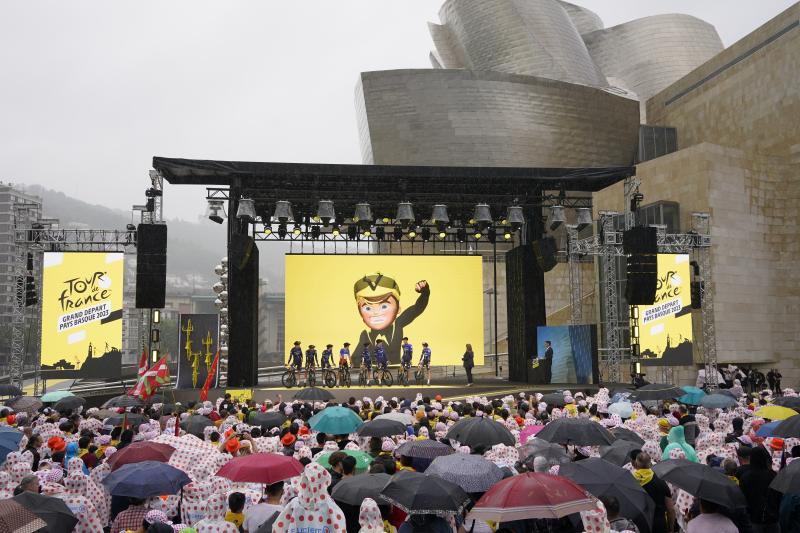 Bilbao descorcha la fiesta del Tour con la presentacion de equipos