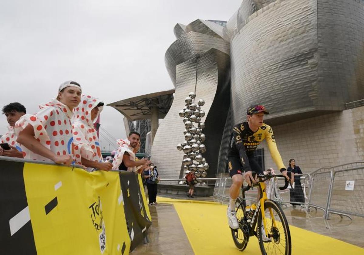 Bilbao recibe al Tour con sirimiri, txapelas e irrintzis