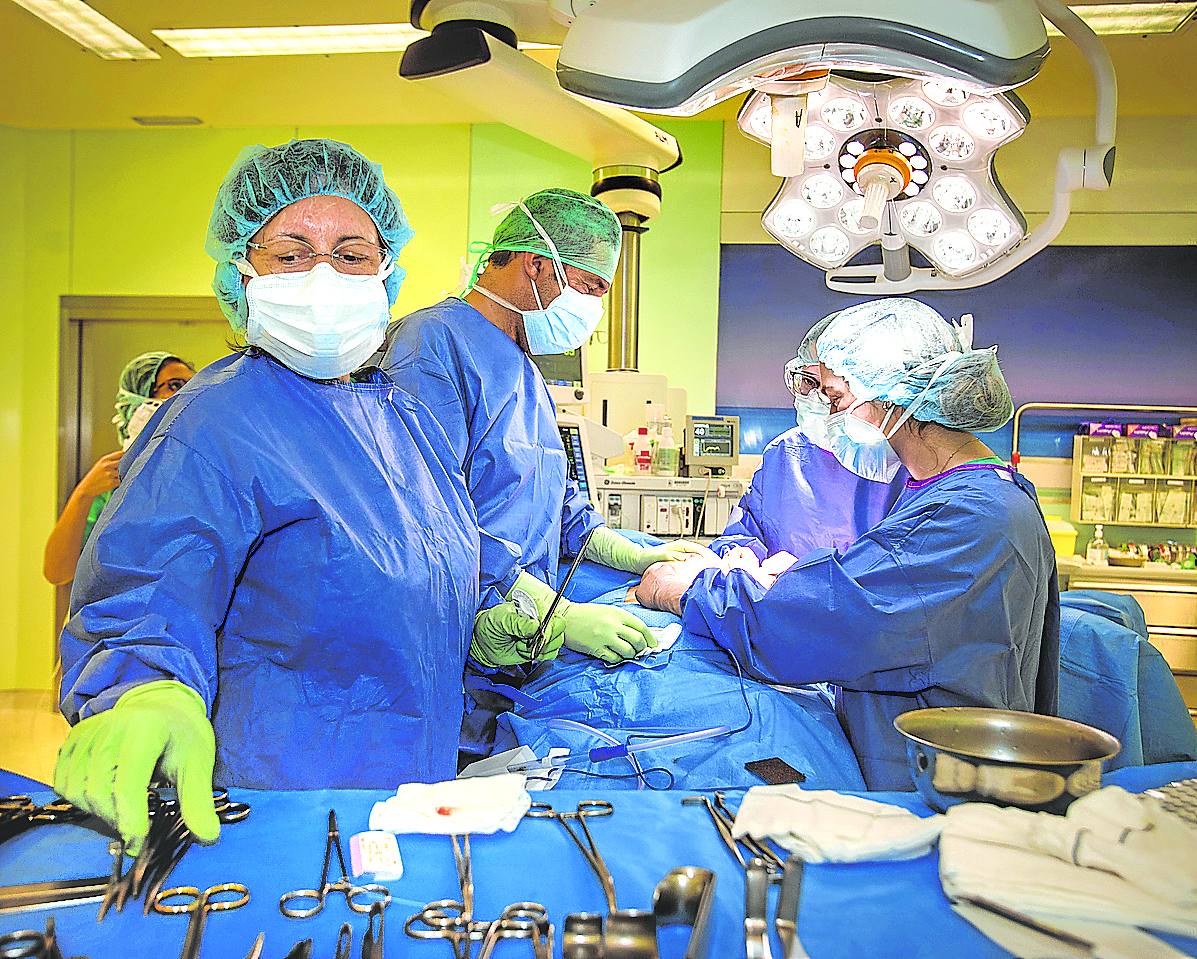 Los hospitales de Osakidetza reducirán su actividad quirúrgica este verano.