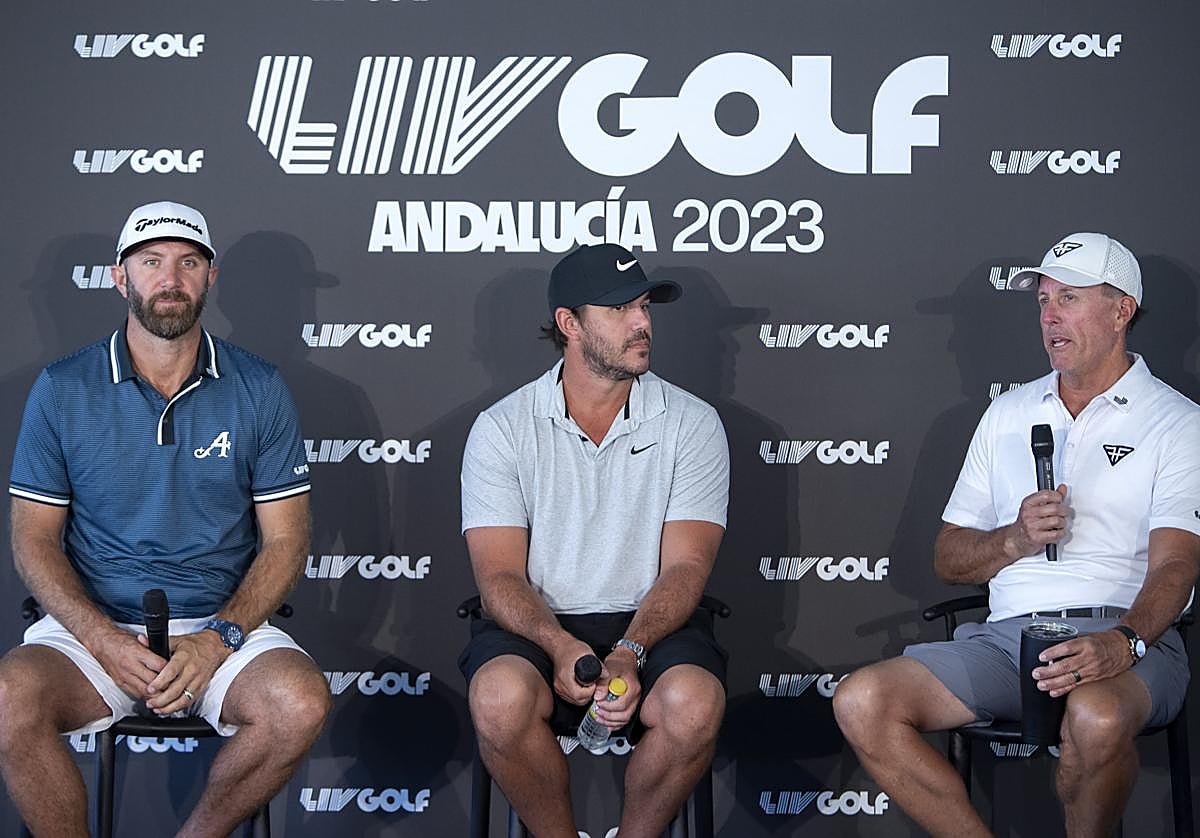 De izquierda a derecha, Dustin Johnson, Brooks Koepka y Phil Mickelson en la presentación del torneo.