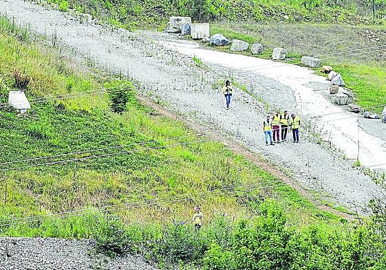 Técnicos del Gobierno vasco, ayer en Zaldibar.