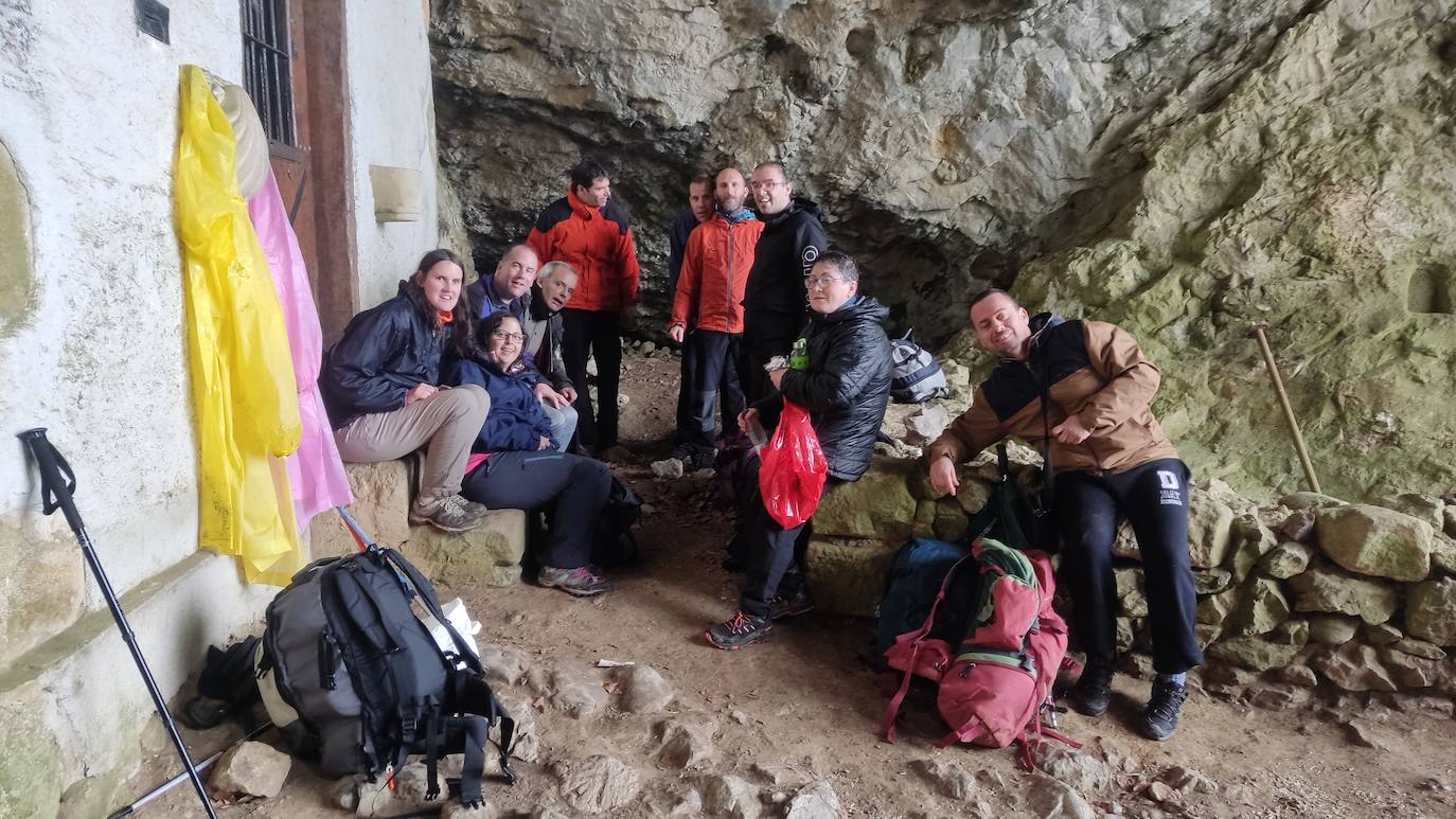 Los dos Javis, Txema, Laura, Jonatan, Aintzane, Cristina, Aitor y Carlos el primer día de ruta